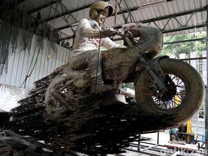 Bakal Mejeng di Mandalika, Ini Makna Patung Jokowi Naik Motor Bakal Mejeng di Mandalika, Ini Makna Patung Jokowi Naik Motor