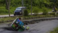 Brukkk,...Pemotor Terjatuh di Jalan Longsor Balangan, Kalsel
