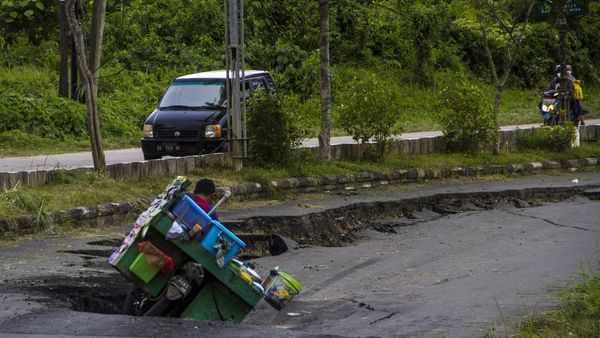 Brukkk,...Pemotor Terjatuh di Jalan Longsor Balangan, Kalsel