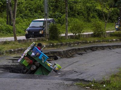 Brukkk,...Pemotor Terjatuh di Jalan Longsor Balangan, Kalsel