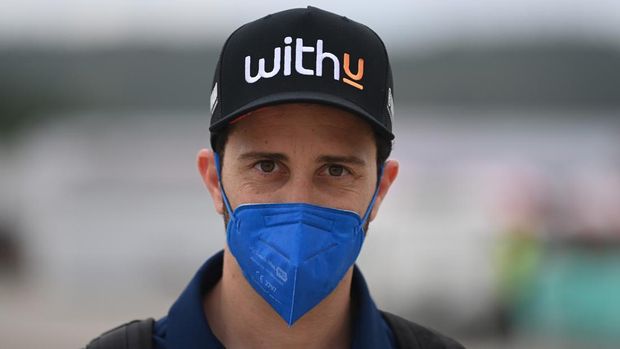 Pembalap WithU Yamaha RNF MotoGP Team Andrea Dovizioso berjalan saat sesi tes pramusim MotoGP 2022  di Pertamina Mandalika International Street Circuit, Lombok Tengah, NTB, Kamis (10/2/2022). Sesi tes pramusim di sirkuit Mandalika tersebut akan berlangsung hingga Minggu (13/2/2022). ANTARA FOTO/Andika Wahyu/foc.
