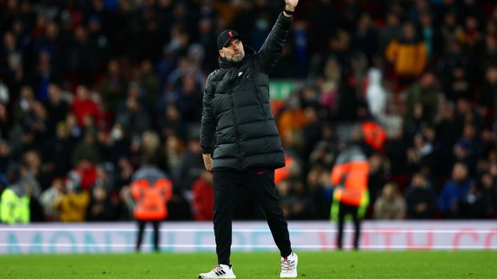 LIVERPOOL, ENGLAND - FEBRUARY 10: Juergen Klopp, Manager of Liverpool acknowledges the fans after victory in the Premier League match between Liverpool and Leicester City at Anfield on February 10, 2022 in Liverpool, England. (Photo by Clive Brunskill/Getty Images)