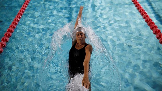 Eunice Lores 72, swims during the Campeonato Nacional de Natacion Master (National Master Swimming Championship) in Havana, Cuba, February 6, 2022. Picture taken February 6, 2022. REUTERS/Amanda Perobelli