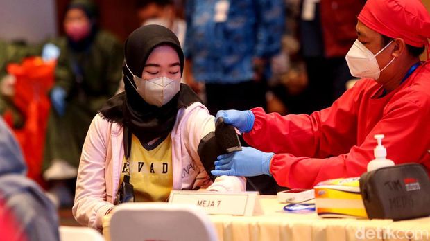 Kasus aktif Corona DKI Jakarta tembus 86 ribu kasus. Meningkatnya kasus COVID-19 imbas varian Omicron membuat warga di Jakarta ramai-ramai divaksin booster.