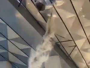 Heboh Air Terjun di Terminal 3 Soetta Efek Atap Terangkat dan Cuaca Heboh Air Terjun di Terminal 3 Soetta Efek Atap Terangkat dan Cuaca