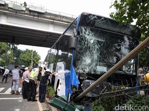 Lagi-lagi Kecelakaan TransJ, Kini karena Sopir Hilang Kendali Lagi-lagi Kecelakaan TransJ, Kini karena Sopir Hilang Kendali