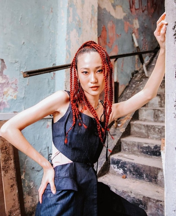 Kesan girly dengan kepang kecil yang bergelantungan/Foto: Instagram/ganegani Kesan girly dengan kepang kecil yang bergelantungan/Foto: Instagram/ganegani