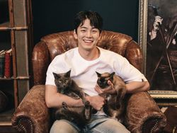 Pesona Kim Min Kyu, Aktor Snowdrop Ganteng Berlesung Pipi