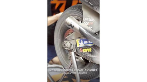 Sepeda motor Brad Binder kotor usai tes MotoGP di Sirkuit Mandalika