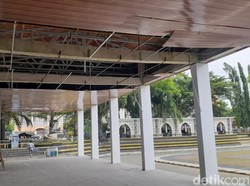 Baru Selesai Dibangun, Plafon Podium Alun-alun Palabuhanratu Berjatuhan