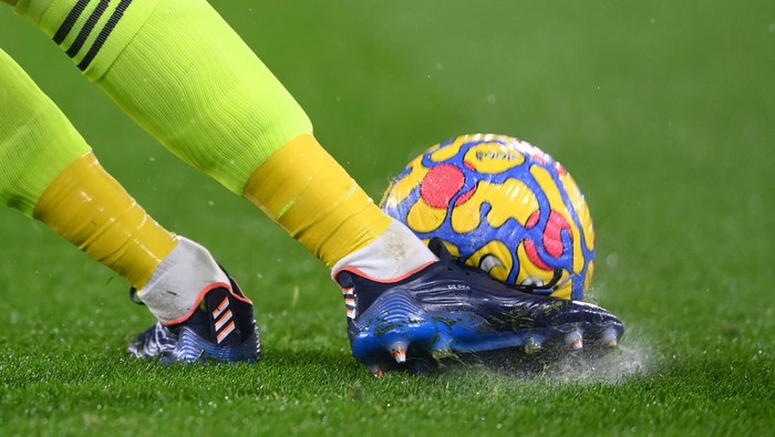 BURNLEY, ENGLAND - FEBRUARY 08: Nick Pope of Burnley looks on  during the Premier League match between Burnley and Manchester United at Turf Moor on February 08, 2022 in Burnley, England. (Photo by Laurence Griffiths/Getty Images)