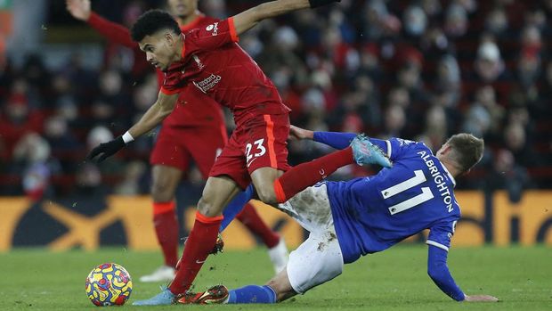 Soccer Football - Premier League - Liverpool v Leicester City - Anfield, Liverpool, Britain - February 10, 2022 Liverpool's Luis Diaz in action with Leicester City's Marc Albrighton REUTERS/Craig Brough EDITORIAL USE ONLY. No use with unauthorized audio, video, data, fixture lists, club/league logos or 'live' services. Online in-match use limited to 75 images, no video emulation. No use in betting, games or single club /league/player publications.  Please contact your account representative for further details.