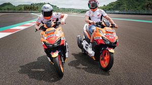 Enjoy Banget! Marquez dan Espargaro Keliling Sirkuit Mandalika Naik Vario 160 Repsol Honda