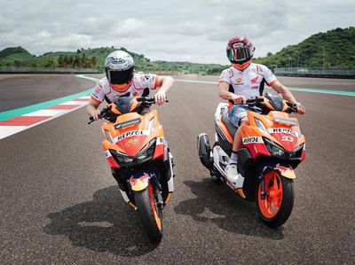 Enjoy Banget! Marquez dan Espargaro Keliling Sirkuit Mandalika Naik Vario 160 Repsol Honda