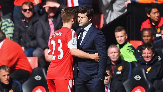 SOUTHAMPTON, ENGLAND - MAY 11:  Luke Shaw embraces his Southampton manager Mauricio Pochettino during the Barclays Premier League match between Southampton and Manchester United at St Mary's Stadium on May 11, 2014 in Southampton, England.  (Photo by Mike Hewitt/Getty Images)