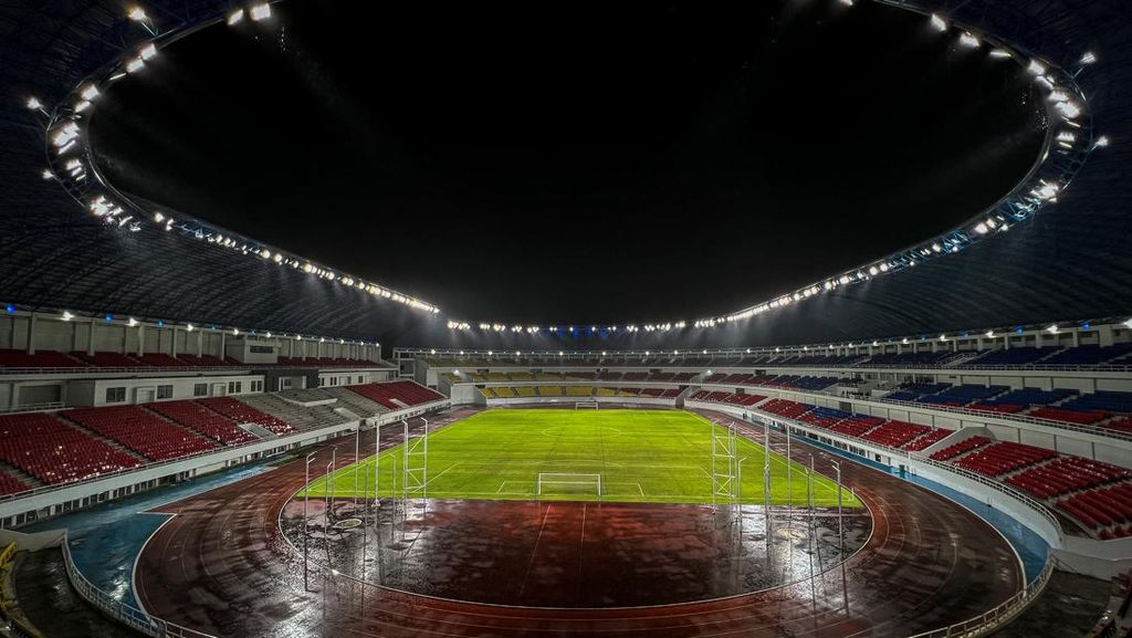 Melihat Kemegahan Stadion Jatidiri Semarang di Malam Hari