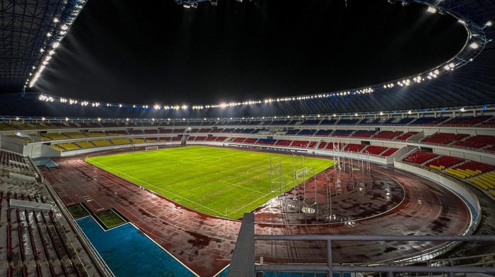 Melihat Kemegahan Stadion Jatidiri Semarang di Malam Hari Uji coba 265 lampu dilakukan di Stadion Jatidiri Semarang. Diketahui, uji coba dilakukan guna pastikan kesiapan target penggunaan stadion pada 2023 mendatang.