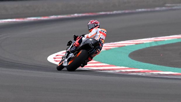 Pembalap Repsol Honda Team MotoGP Marc Marquez memacu sepeda motornya pada hari pertama tes pramusim MotoGP 2022 di Pertamina Mandalika International Street Circuit, Lombok Tengah, NTB, Jumat (11/2/2022). Sesi tes pramusim di sirkuit Mandalika tersebut akan berlangsung hingga Minggu (13/2/2022). ANTARA FOTO/Andika Wahyu/rwa.