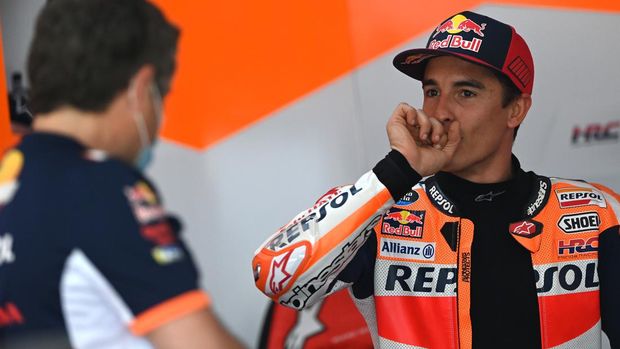 Pembalap Repsol Honda Team MotoGP Marc Marquez mempersiapkan diri turun ke lintasan saat hari pertama tes pramusim MotoGP 2022 di Pertamina Mandalika International Street Circuit, Lombok Tengah, NTB, Jumat (11/2/2022). Sesi tes pramusim di sirkuit Mandalika tersebut akan berlangsung hingga Minggu (13/2/2022). ANTARA FOTO/Andika Wahyu/rwa.