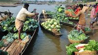 Melihat Para Pedagang Bersarung di Pasar Apung Bangladesh