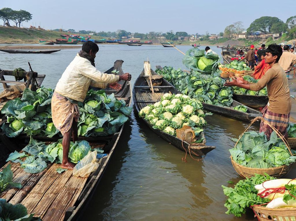 Melihat Para Pedagang Bersarung di Pasar Apung Bangladesh