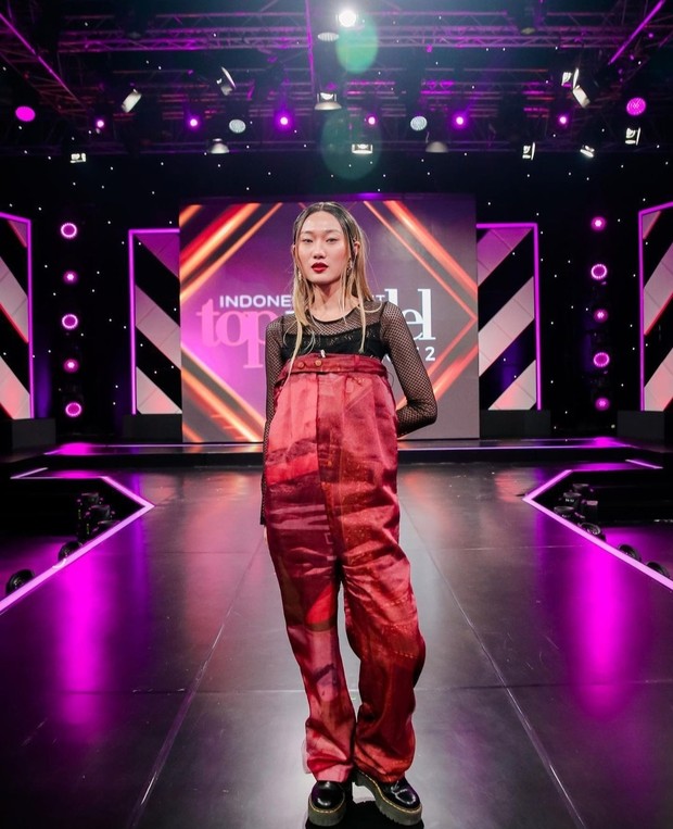 Memakai celana high waist hingga dada/Foto: Instagram/ganegani Memakai celana high waist hingga dada/Foto: Instagram/ganegani