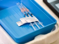 Menerima 2 Dosis Vaksin Tak Lagi Akan Dianggap sebagai Vaksinasi Penuh di Australia