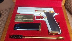 Hadiah Prabowo untuk Sosok-sosok Spesial: Lukisan, Keris, hingga Pistol