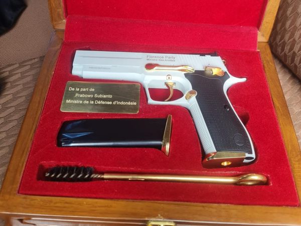 Hadiah Prabowo untuk Sosok-sosok Spesial: Lukisan, Keris, hingga Pistol