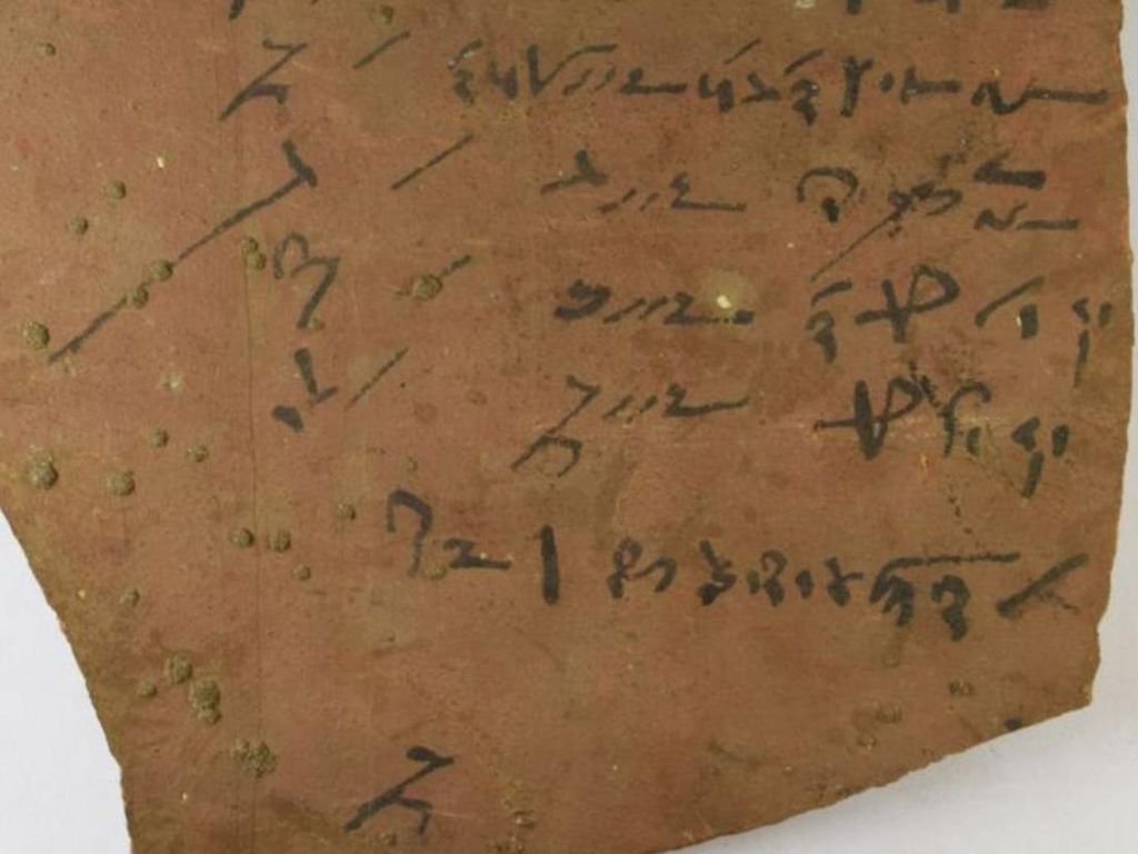 Foto: Kepingan Kuno Tulisan Bocah di Zaman Mesir Kuno