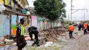 137 Bangunan Liar Sepanjang Stasiun Angke-Kampung Bandan Ditertibkan