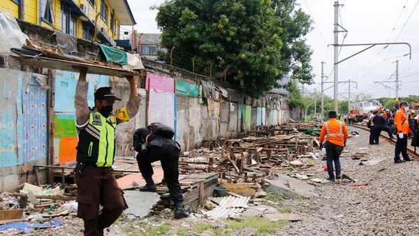 137 Bangunan Liar Sepanjang Stasiun Angke-Kampung Bandan Ditertibkan