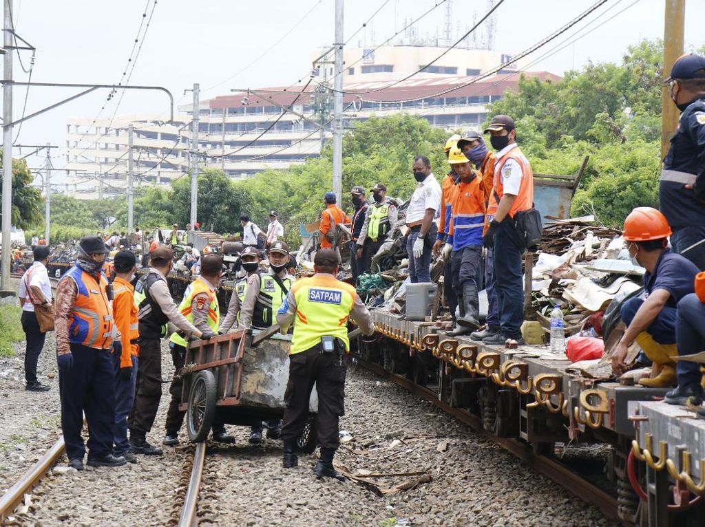 137 Bangunan Liar Sepanjang Stasiun Angke-Kampung Bandan Ditertibkan 137 Bangunan Liar Sepanjang Stasiun Angke-Kampung Bandan Ditertibkan
