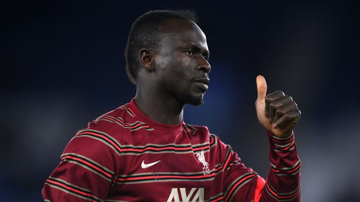 LEICESTER, ENGLAND - DECEMBER 28: Sadio Mane of Liverpool acknowledges the fans during the warm up prior to the Premier League match between Leicester City  and  Liverpool at The King Power Stadium on December 28, 2021 in Leicester, England. (Photo by Laurence Griffiths/Getty Images)