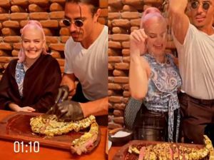 Salt Bae Sajikan Steak Lapis Emas untuk Anne Marie Salt Bae Sajikan Steak Lapis Emas untuk Anne Marie