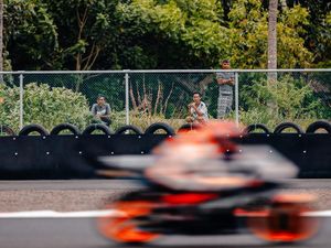 Bapak-bapak Bersarung Nonton Marquez di Mandalika Bikin Repsol Honda Heboh Bapak-bapak Bersarung Nonton Marquez di Mandalika Bikin Repsol Honda Heboh