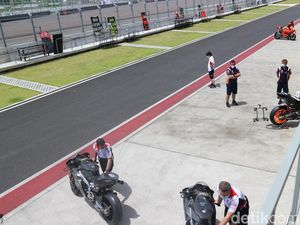 Passion Warlok, Sarungan Nonton Tes MotoGP Mandalika dari Balik Pagar