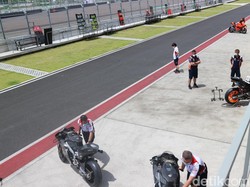 Passion Warlok, Sarungan Nonton Tes MotoGP Mandalika dari Balik Pagar