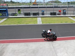 Di Balik Debu Tebal pada Motor-motor Saat Tes MotoGP Mandalika