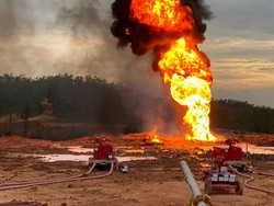 Semburan Api Kembali Muncul dari Sumur Minyak Ilegal di Muba Sumsel