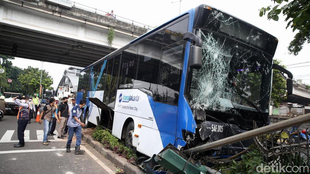 Begini Kondisi Bus TransJakarta Usai Tabrak Pembatas Jalan di Jaktim Begini Kondisi Bus TransJakarta Usai Tabrak Pembatas Jalan di Jaktim