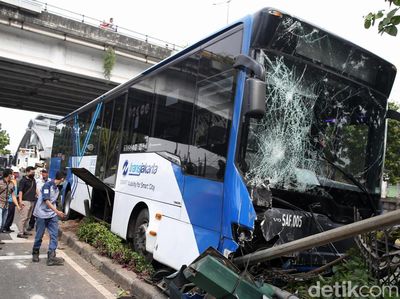 Begini Kondisi Bus TransJakarta Usai Tabrak Pembatas Jalan di Jaktim