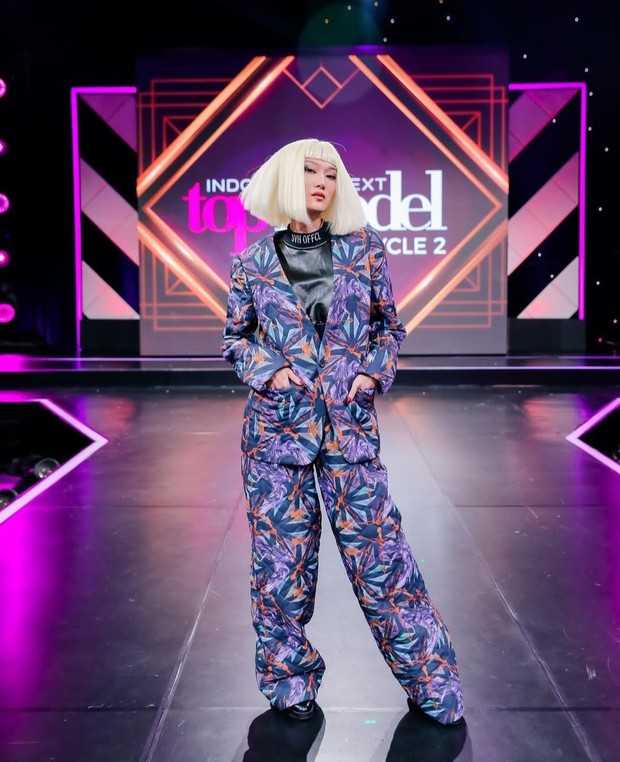 Tampil boyish dengan setelan bercorak dan wig blonde/Foto: Instagram/ganegani Tampil boyish dengan setelan bercorak dan wig blonde/Foto: Instagram/ganegani