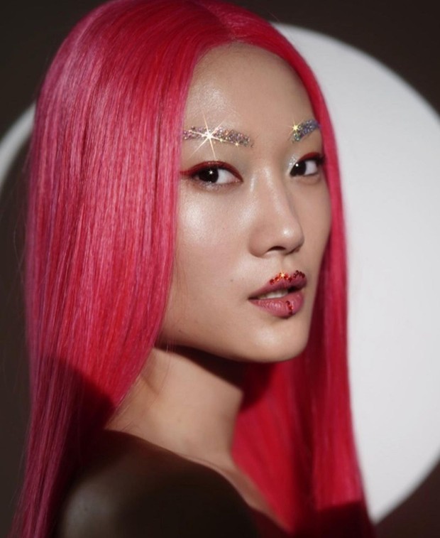 Tampil elegan dengan wig lurus panjang berwarna pink/Foto: Instagram/ganegani Tampil elegan dengan wig lurus panjang berwarna pink/Foto: Instagram/ganegani