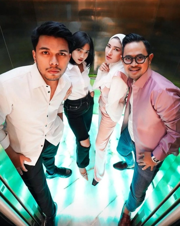 Tampil Kasual dengan Atasan Putih dan Denim bersama Shandy Purnamasari dan Juragan 99