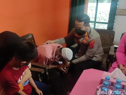 Didatangi Polisi, Tangis Orang Tua Anak Berkelamin Ganda di Cianjur Pecah
