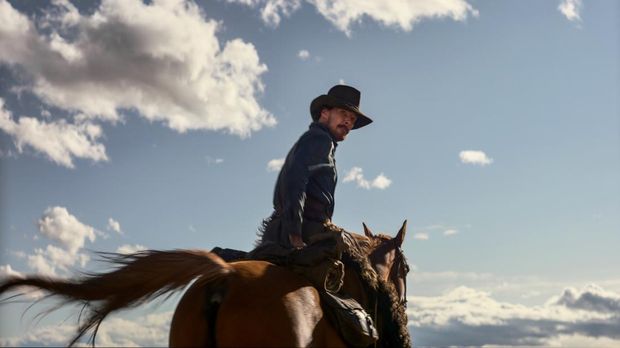 THE POWER OF THE DOG BENEDICT CUMBERBATCH as PHIL BURBANK in THE POWER OF THE DOG. Cr. KIRSTY GRIFFIN/NETFLIX © 2021 Cross City Films Limited/Courtesy of Netflix