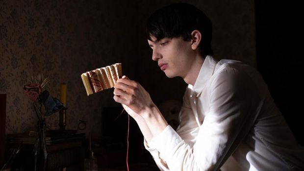 THE POWER OF THE DOG: KODI SMIT-McPHEE as PETER, in THE POWER OF THE DOG. Cr. KIRSTY GRIFFIN/NETFLIX