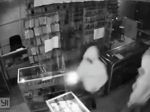 Viral CCTV Tiga Pria Berjaket Hoodie Bobol Konter HP di Cimahi