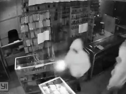 Viral CCTV Tiga Pria Berjaket Hoodie Bobol Konter HP di Cimahi